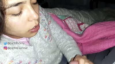 मी माझ्या नवर्‍याचे सर्व जमा केलेले दूध गिळते - जीभ सह दाखवत आहे