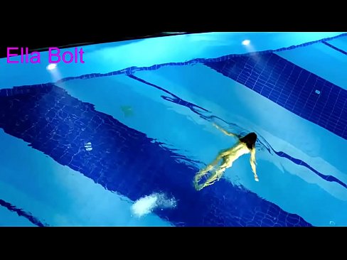 ❤️ मी पाहणे थांबवू शकत नाही, तरुण गोरा ELLA BOLT रिसॉर्ट पूलमध्ये नग्न पोहताना पकडला गेला गुदद्वारासंबंधीचा अश्लील ☑